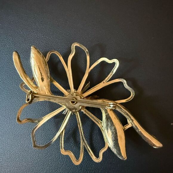 Vintage Enamel Gold-tone Flower Brooch with Red Faceted Crystal center. - Picture 4 of 4